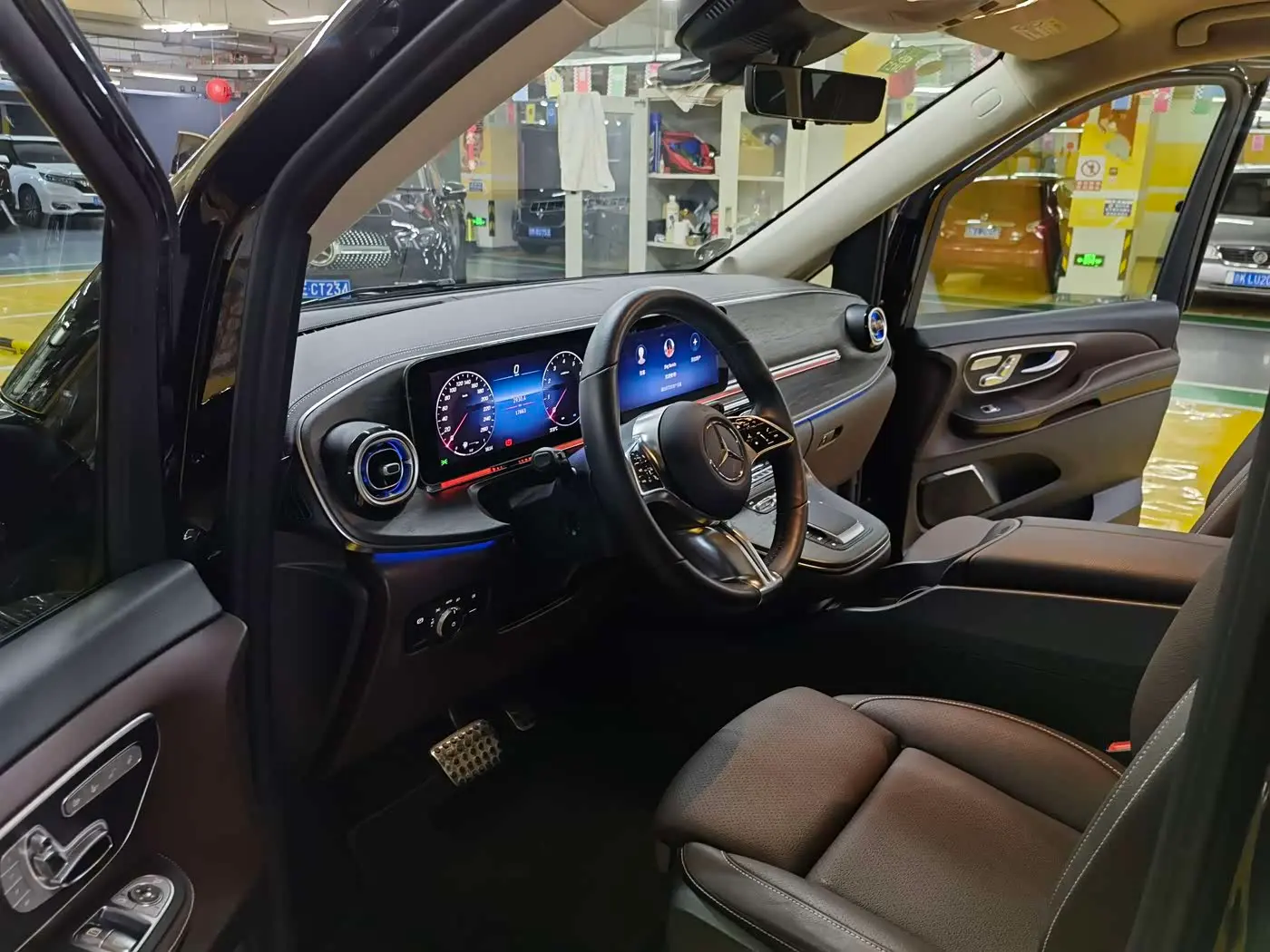 Mercedes-Benz V-Class 2025 — Photo 12/20