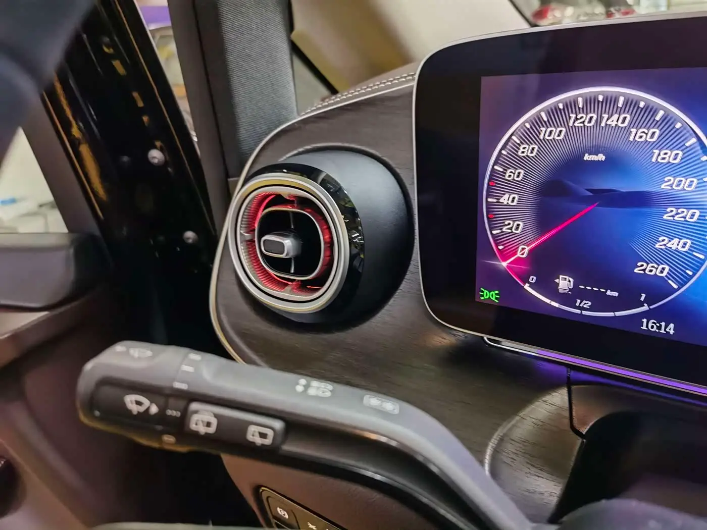 Mercedes-Benz V-Class 2025 — Photo 15/20