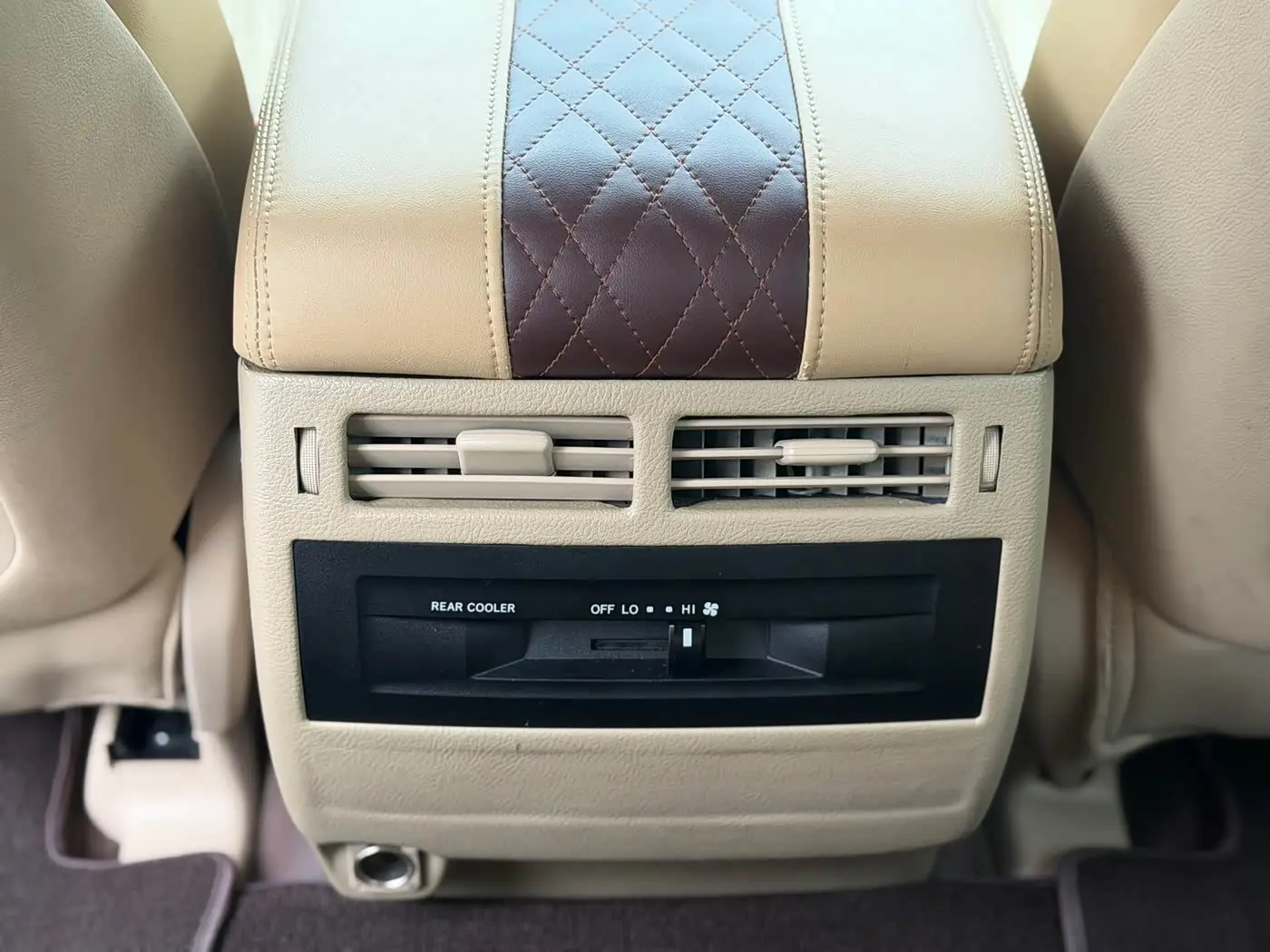 Toyota Land Cruiser 2016 — Photo 9/18