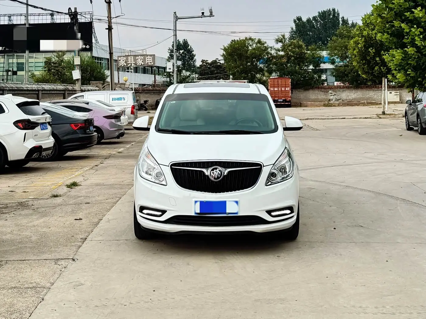 Buick GL8 2018 — Photo 2/14