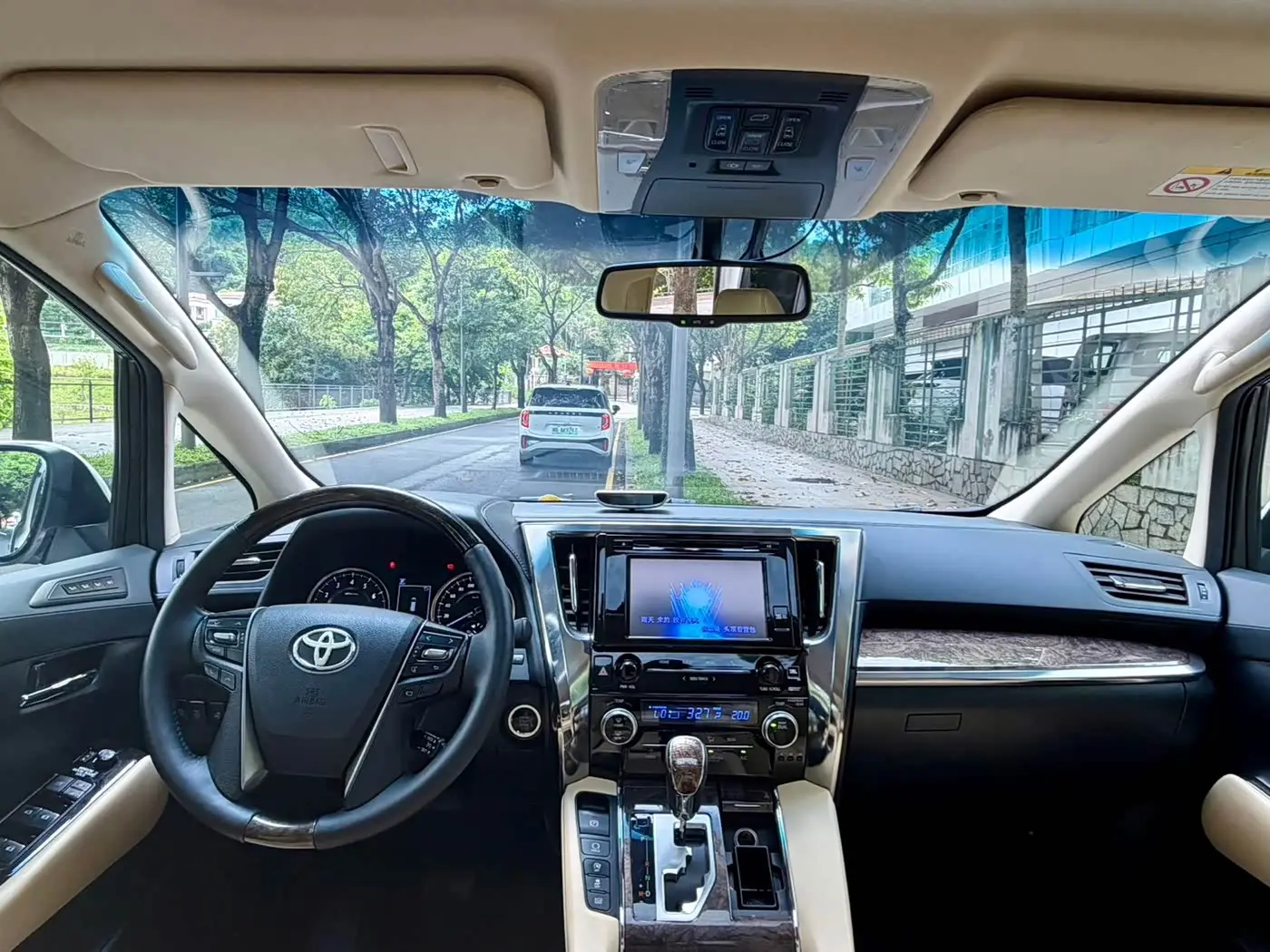 Toyota Alphard 2021 — Photo 14/17