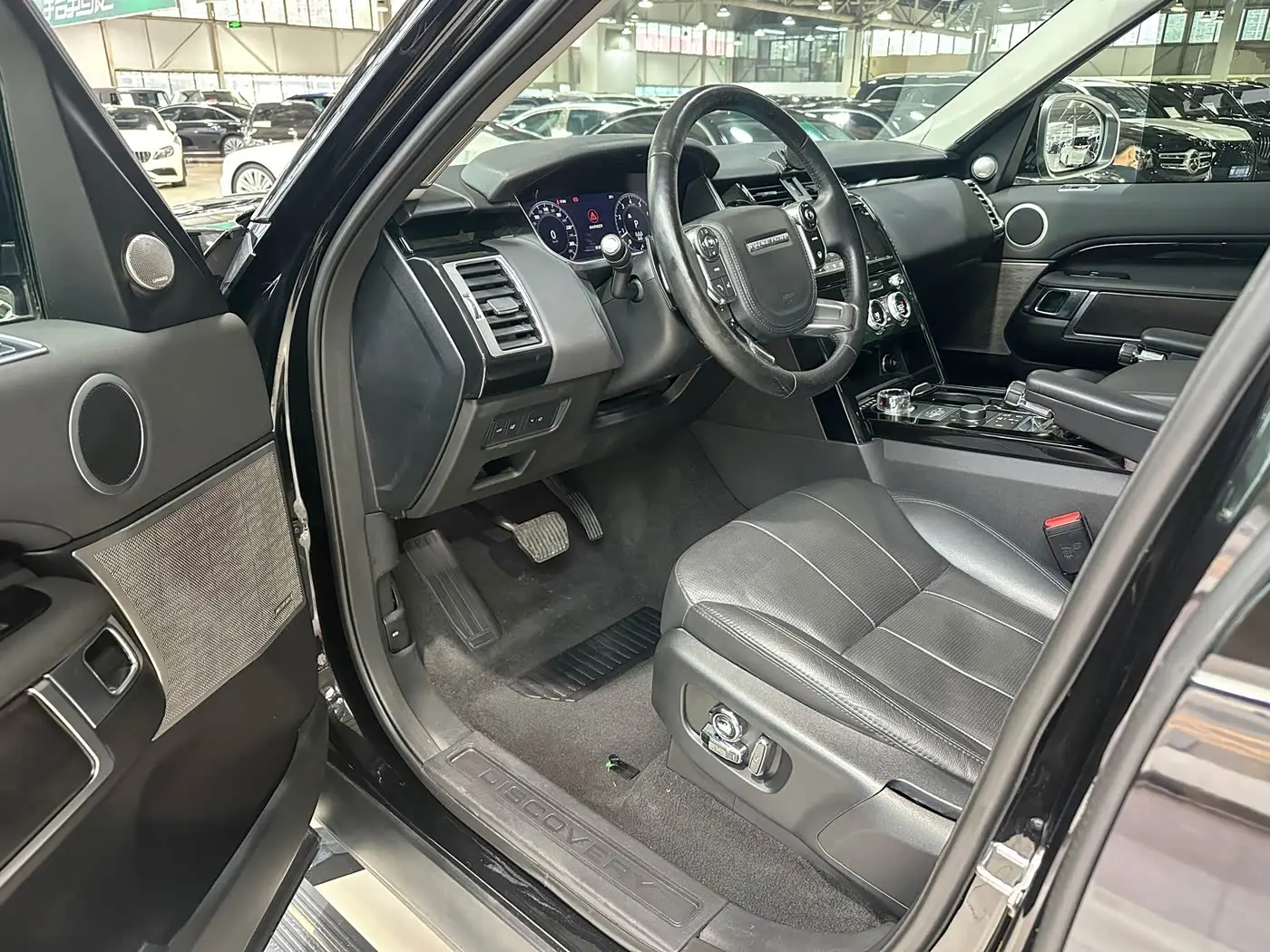 Land Rover Discovery 2018 — Photo 8/19