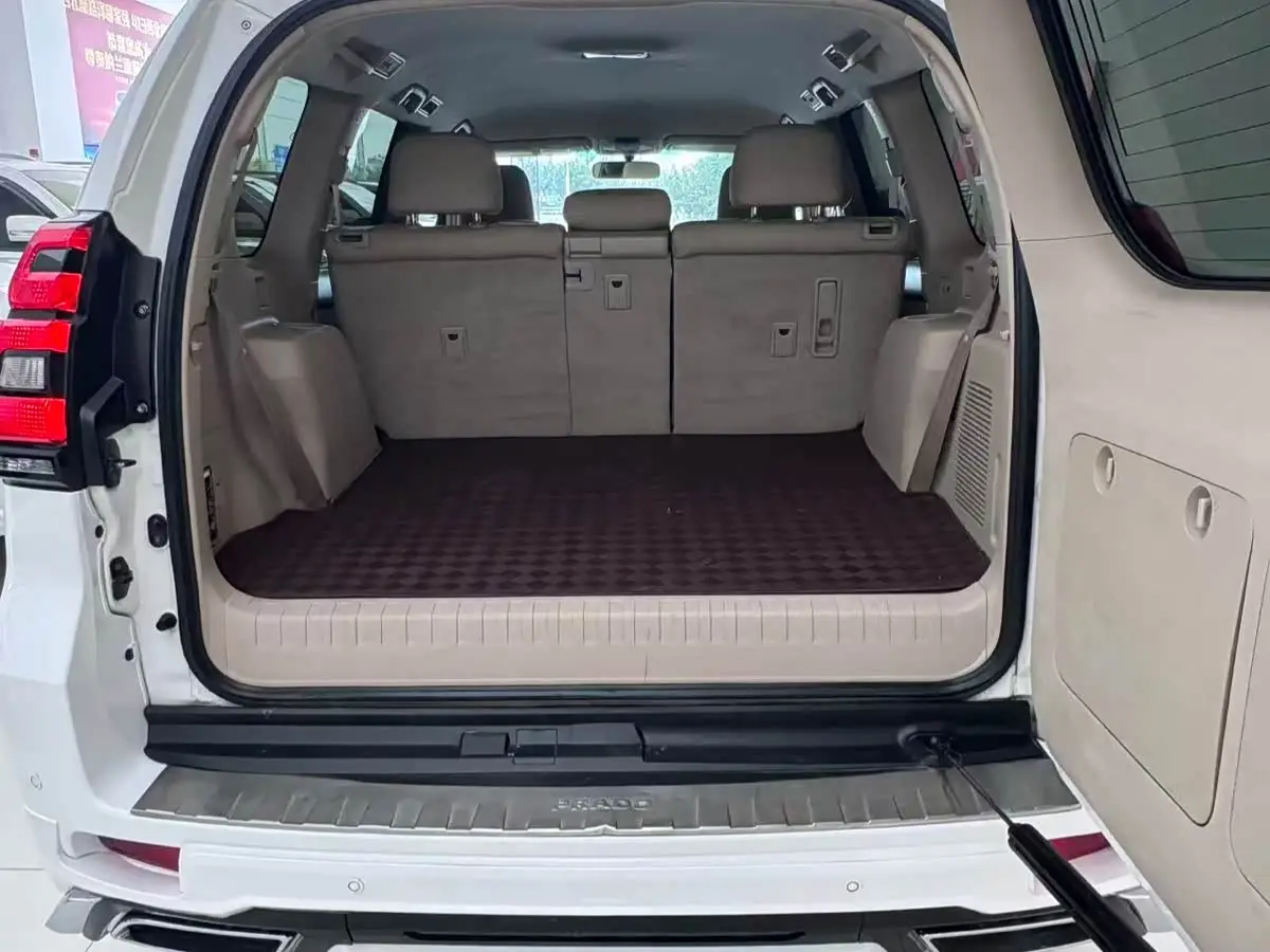 Toyota Prado 2012 — Photo 8/12