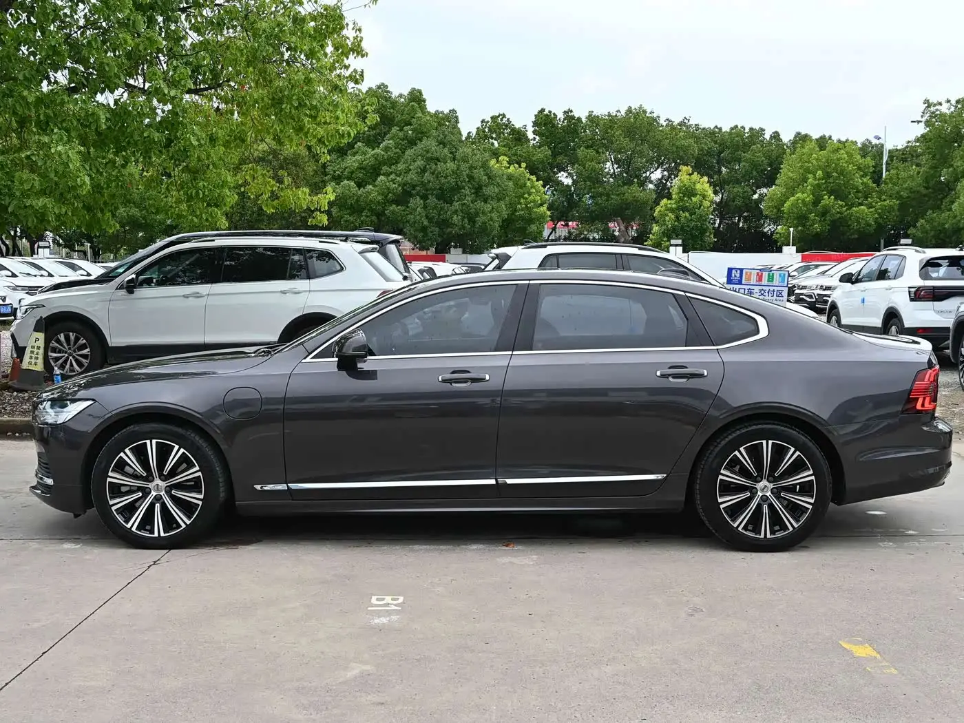 Volvo S90 Plug-in Hybrid 2021 — Photo 2/18