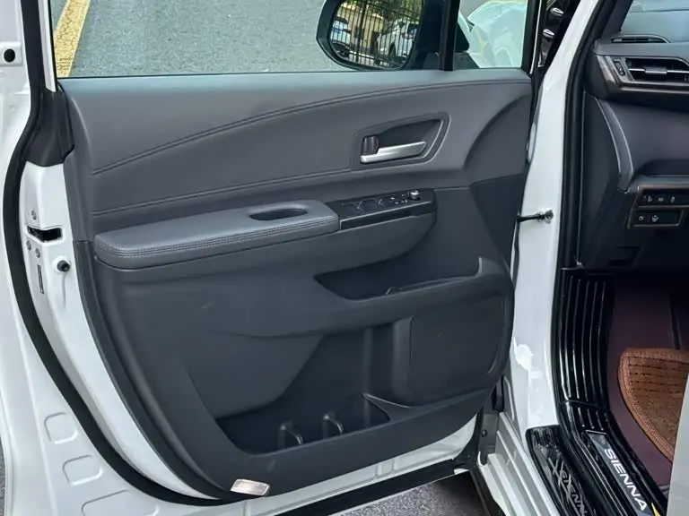 Toyota Sienna 2024 — Photo 6/19