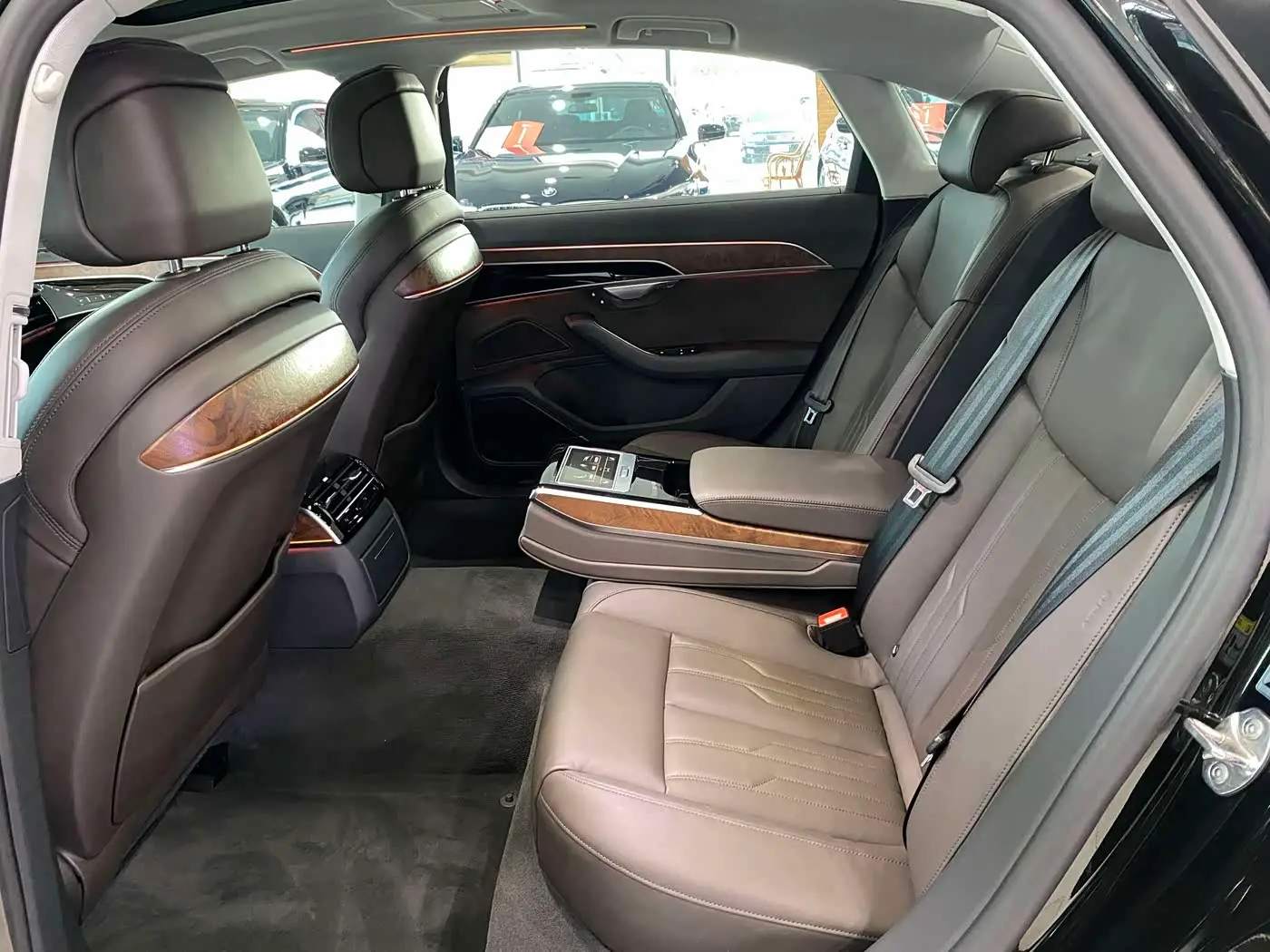 Audi A8 2019 — Şəkil 10/16