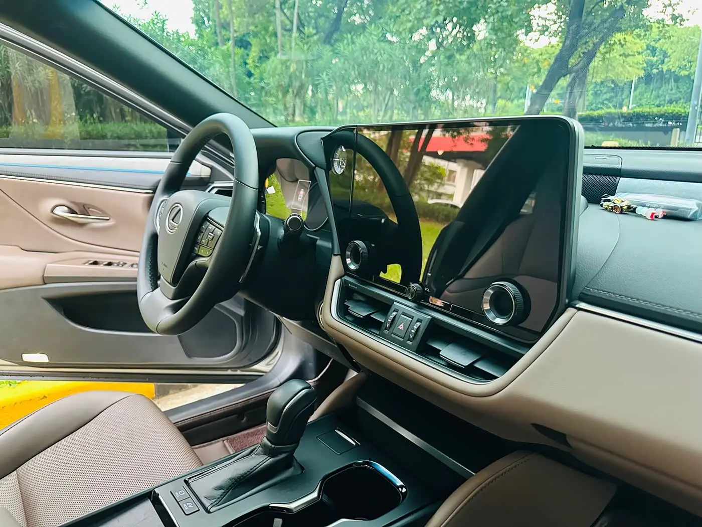 Lexus ES 2025 — Photo 17/19