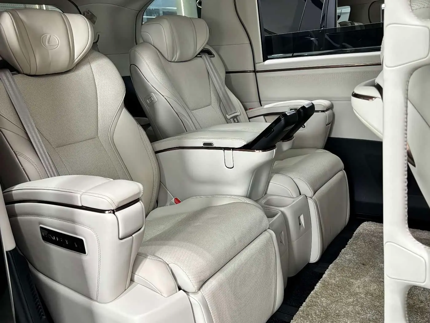 Lexus LM 2025 — Фото 11/18