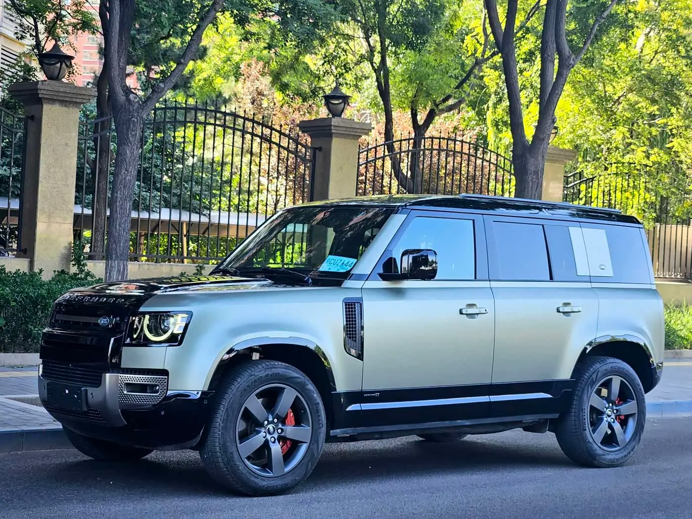Land Rover Defender 2023 — Фото 1/20
