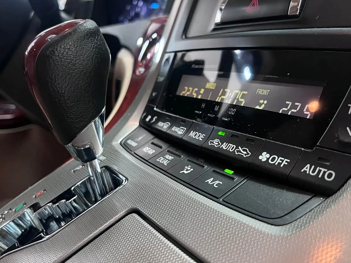 Toyota Alphard 2010 — Photo 18/20
