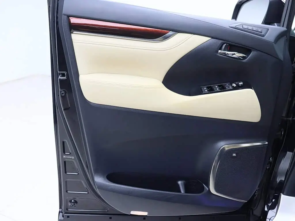 Toyota Alphard 2017 — Photo 7/20