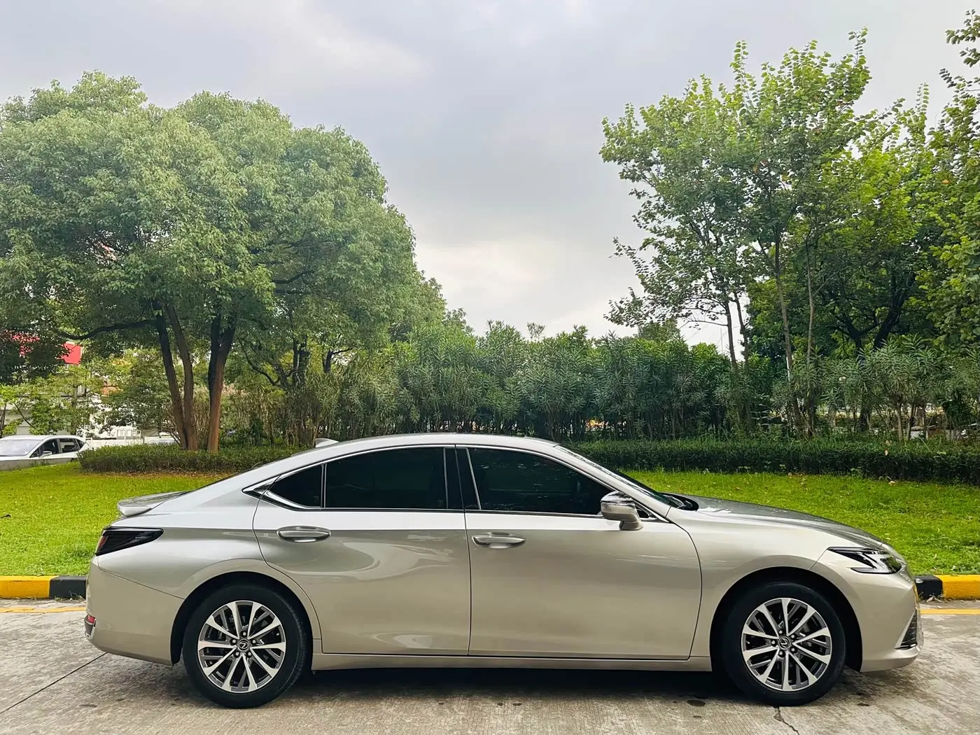 Lexus ES 2025 — Photo 4/19