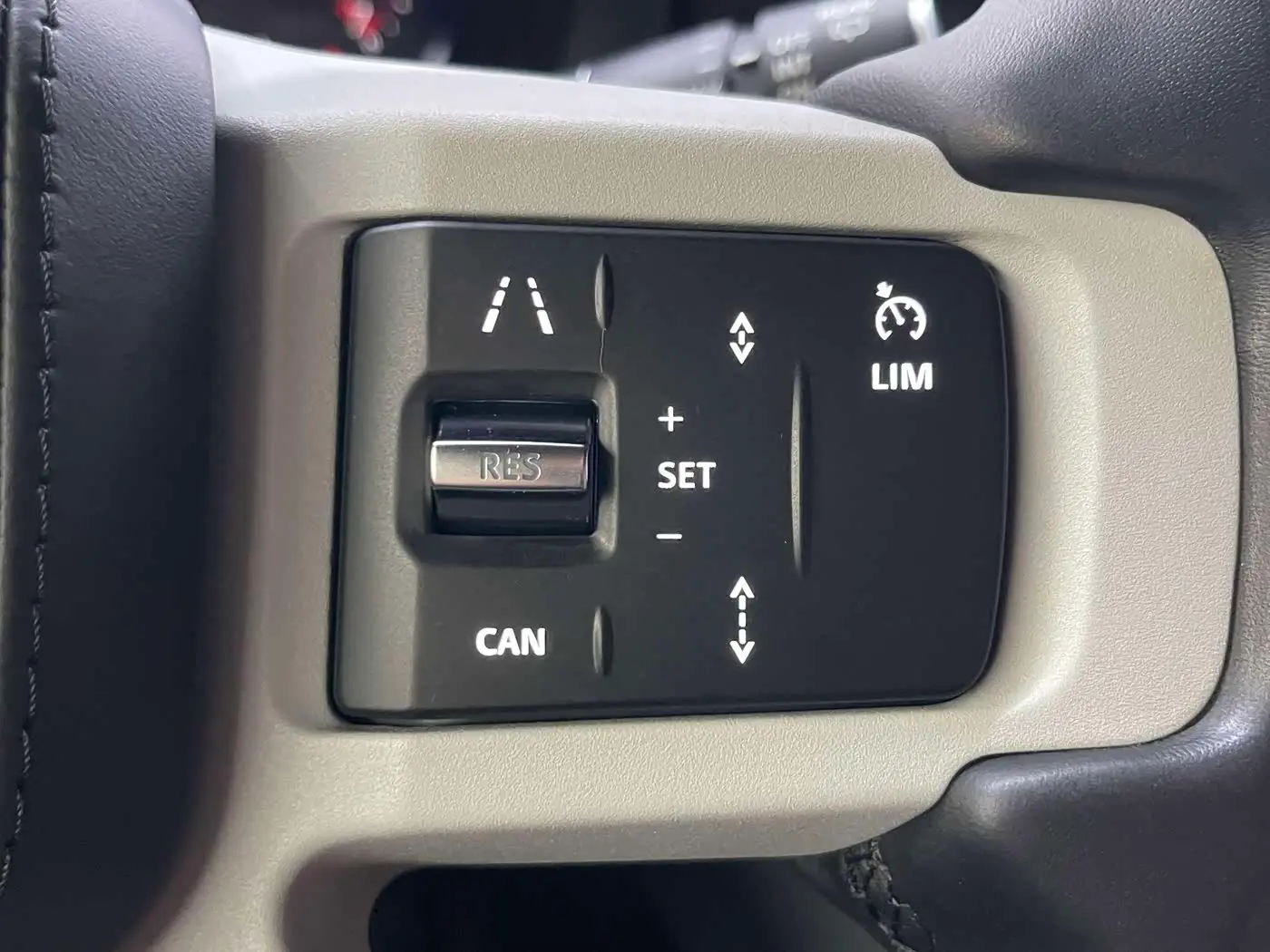 Land Rover Defender 2023 — Photo 7/20