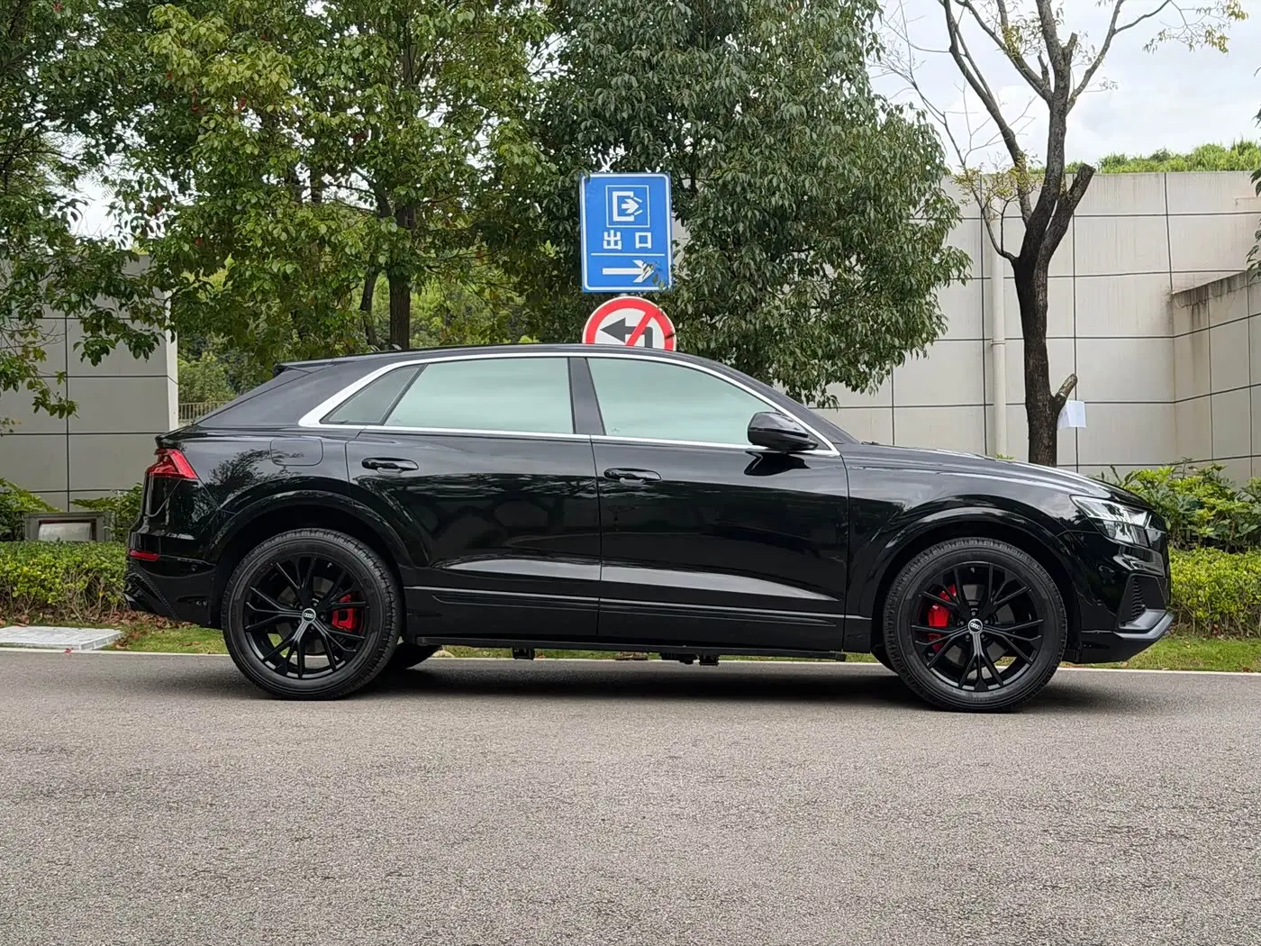 Audi Q8 2022 — Photo 8/16