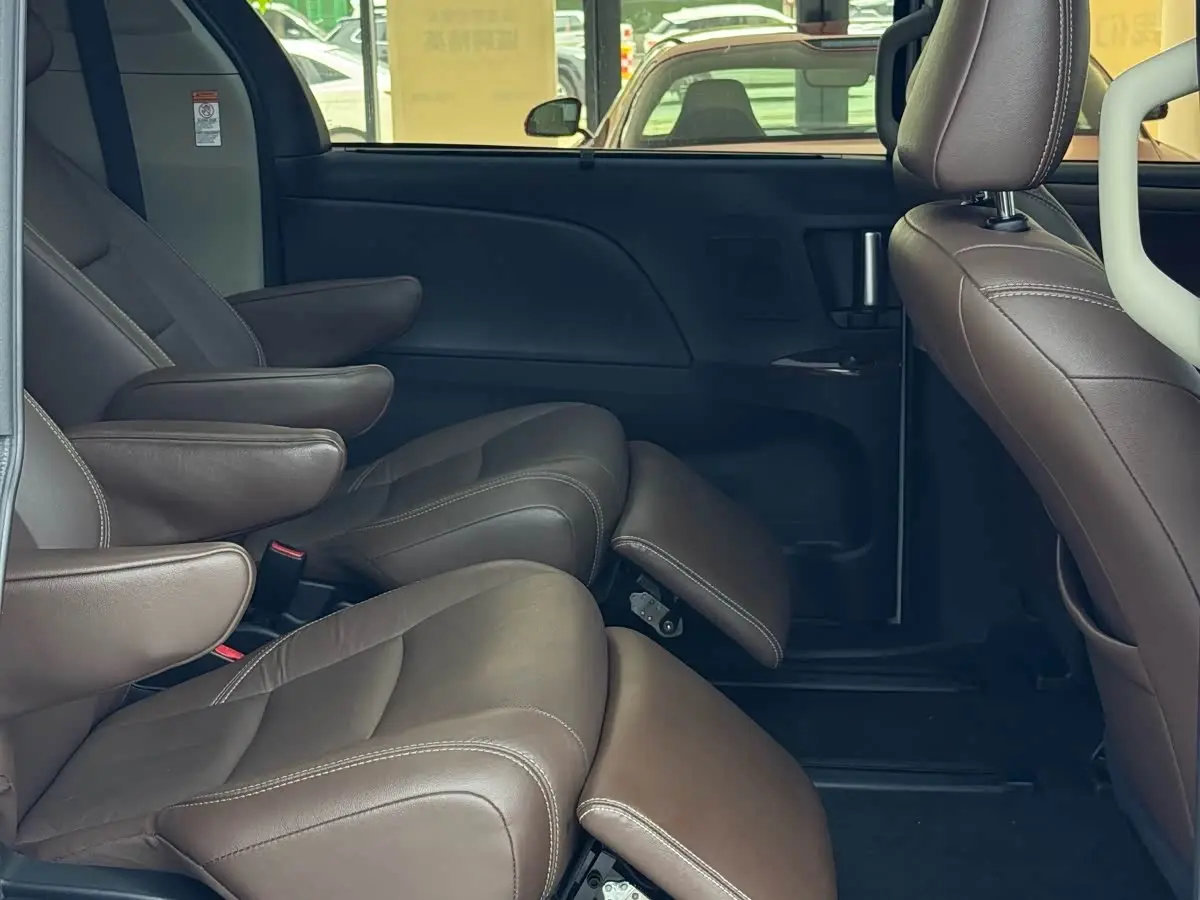 Toyota Sienna 2017 — Şəkil 15/20