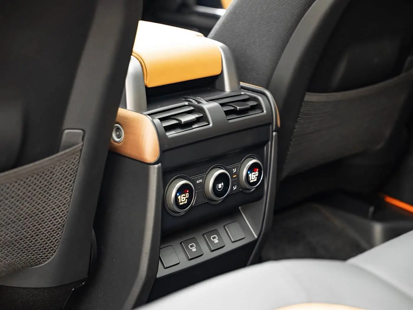 Land Rover Defender 2023 — Фото 13/17