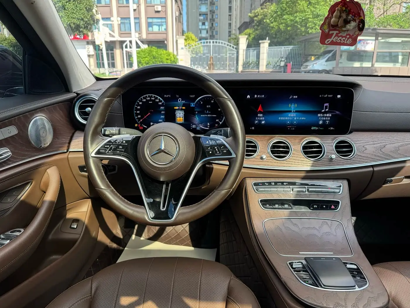 Mercedes-Benz E-Class 2022 — Photo 4/14