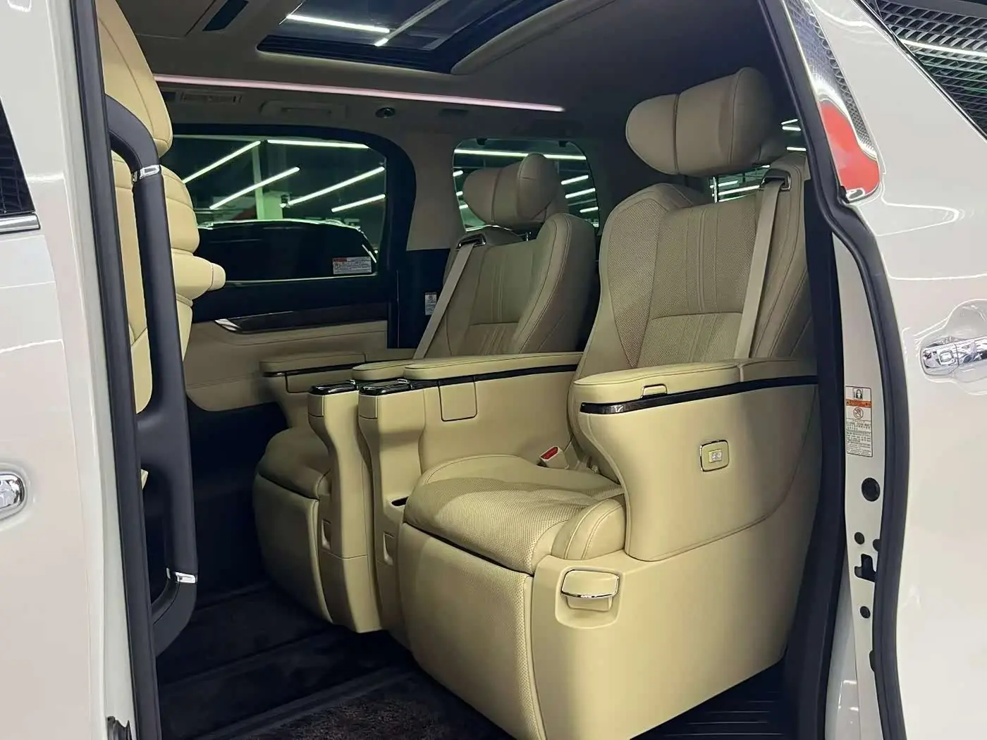 Toyota Vellfire 2022 — Photo 6/9