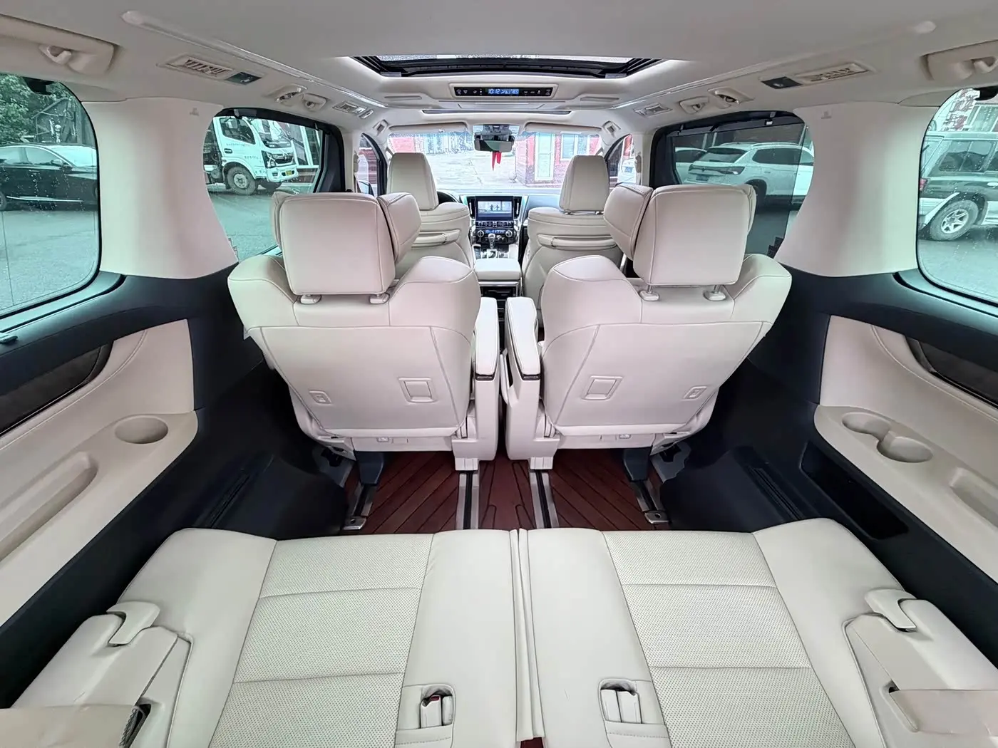 Toyota Vellfire 2022 — Photo 5/9