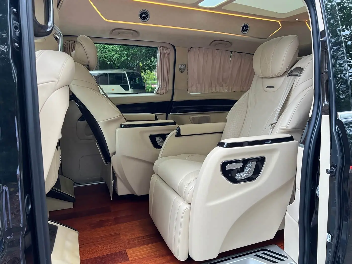 Mercedes-Benz V-Class 2021 — Photo 8/20