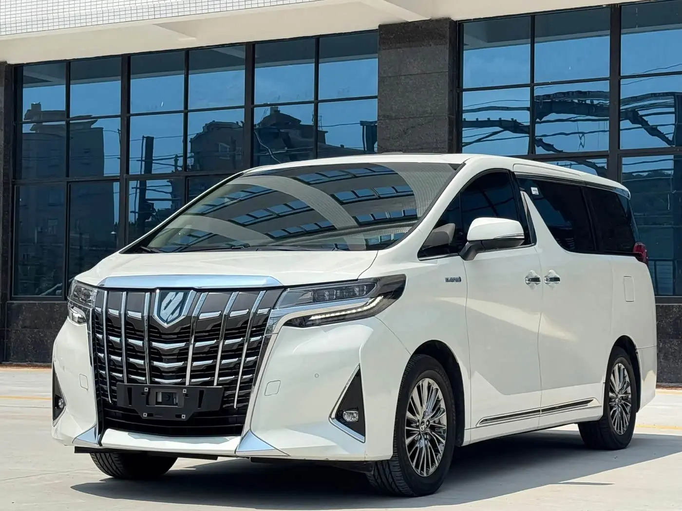 Toyota Alphard 2022 — Photo 1/11