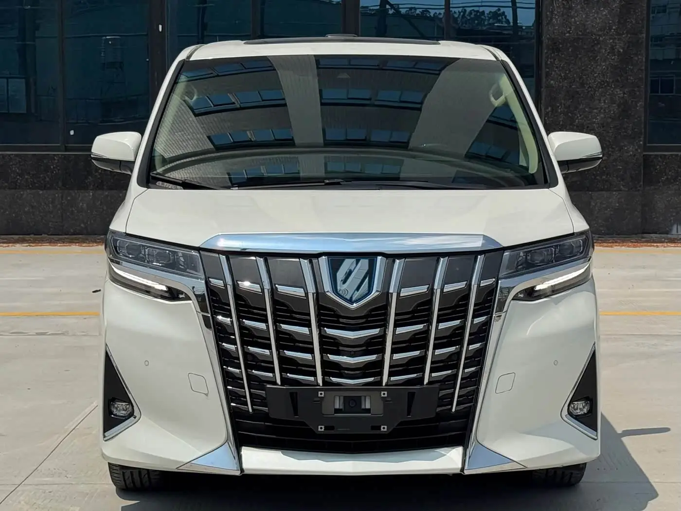 Toyota Alphard 2022 — Photo 2/11