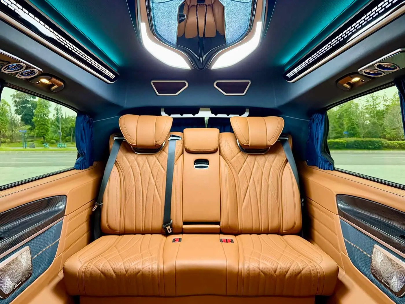 Mercedes-Benz V-Class 2024 — Photo 15/17
