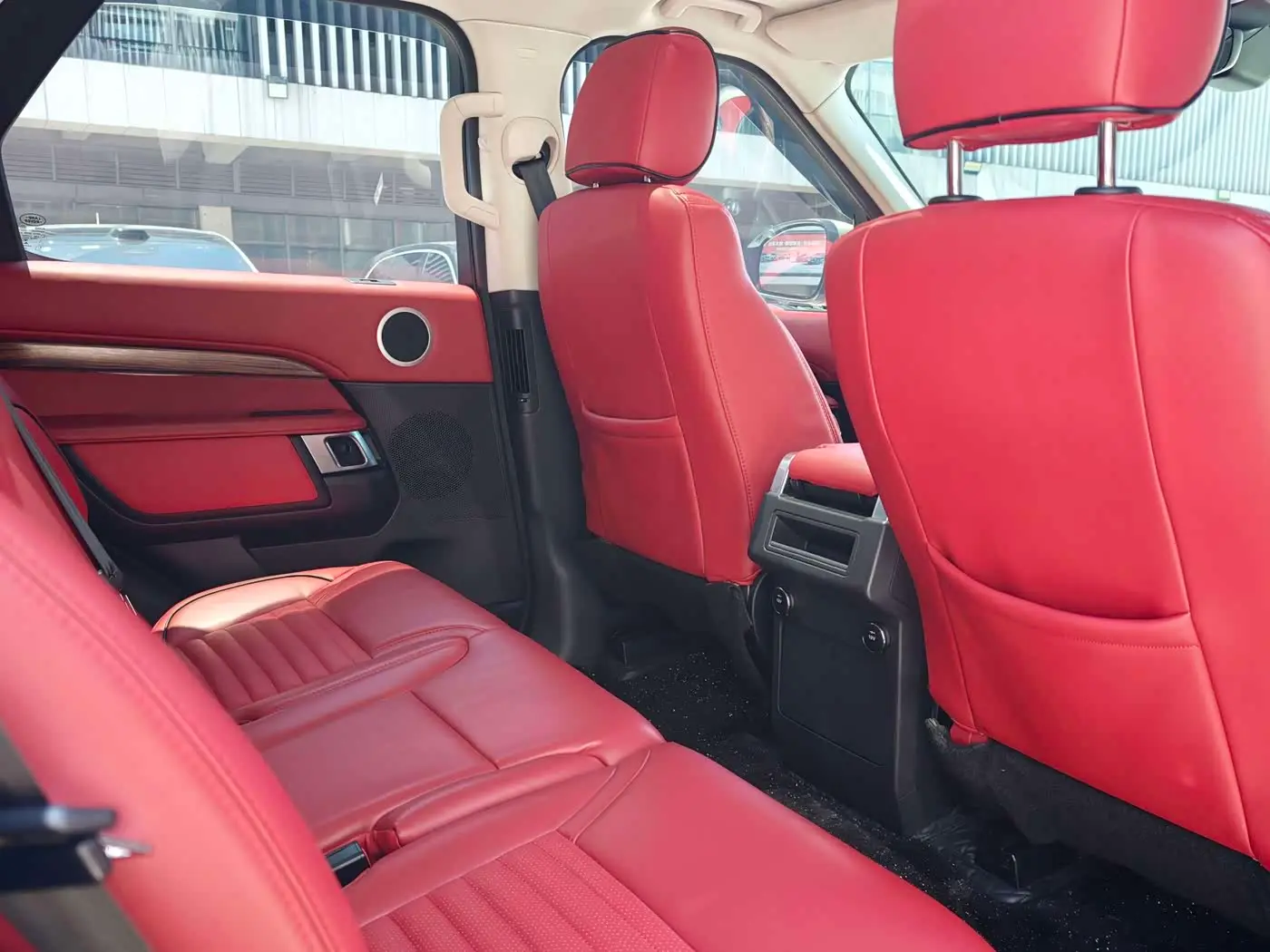 Land Rover Discovery 2020 — Photo 8/20