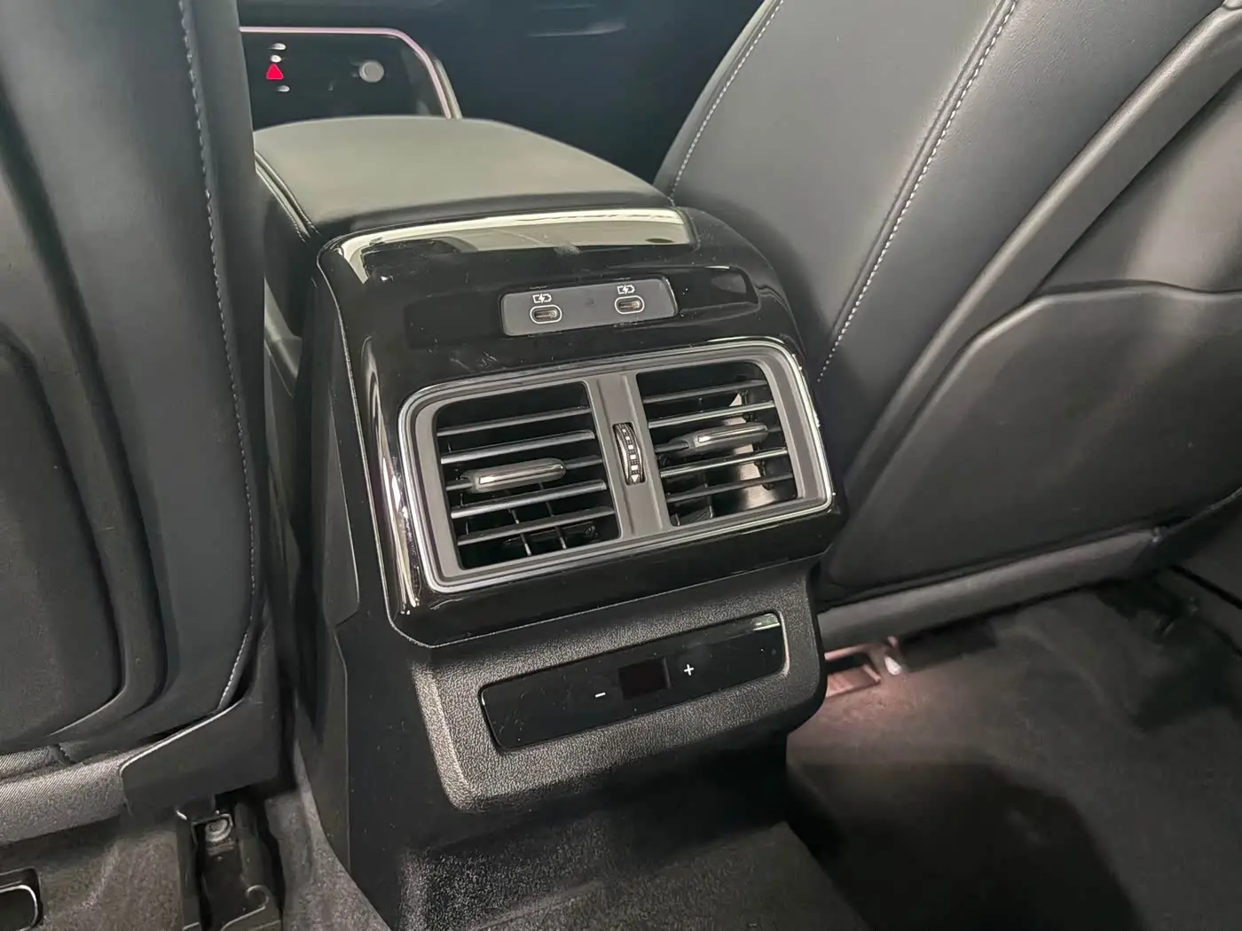 Audi Q5L 2025 — Photo 11/14