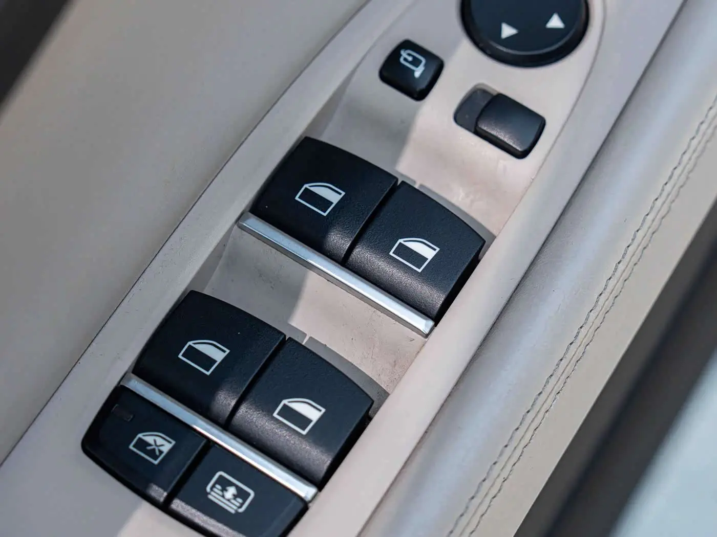 BMW 7 Series 2012 — Photo 18/20