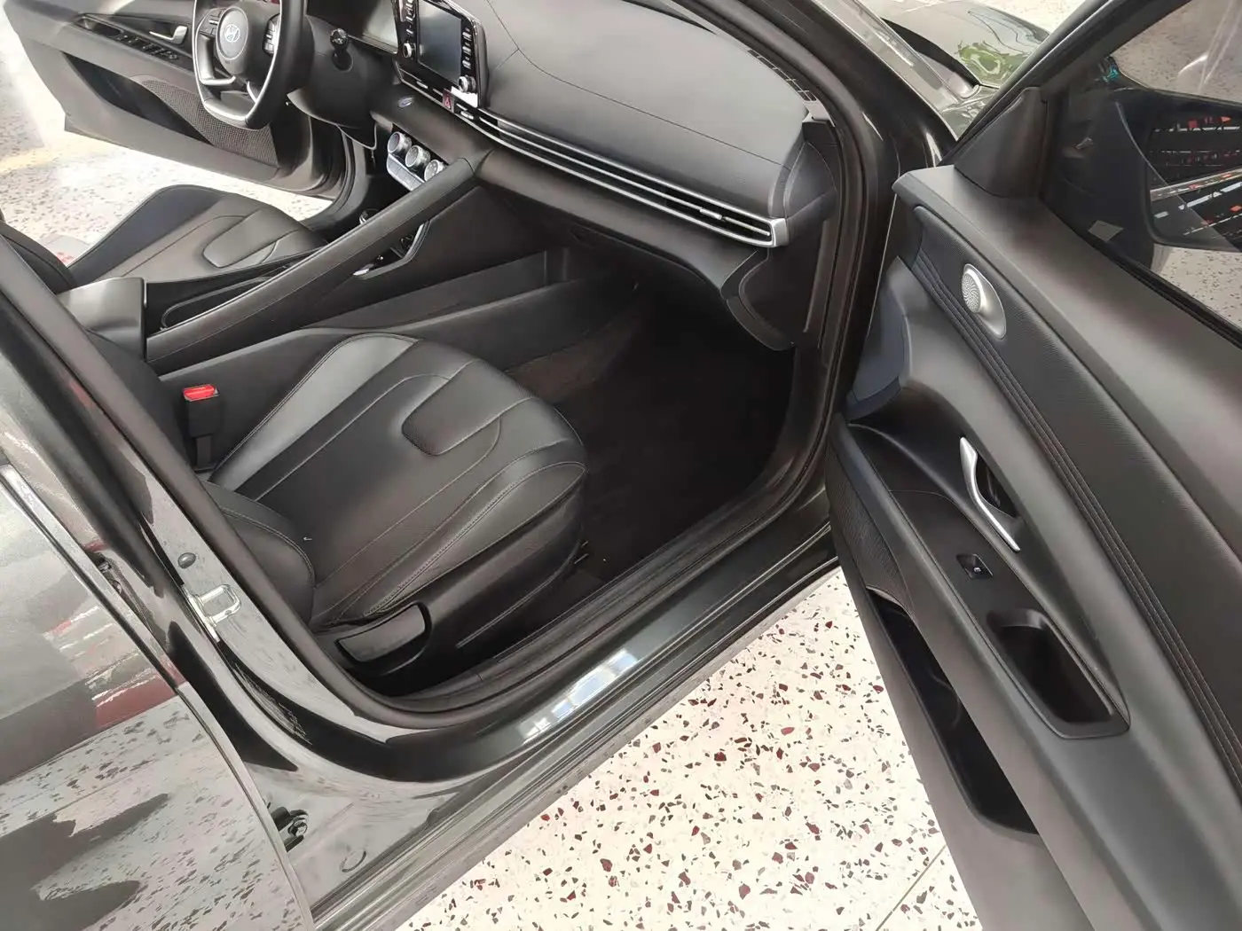 Hyundai Elantra 2023 — Photo 9/20