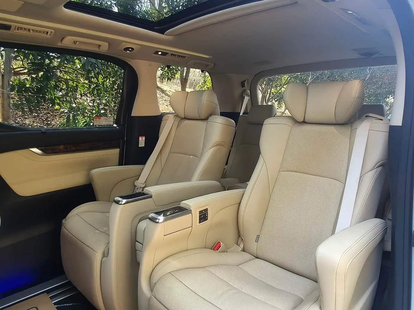 Toyota Alphard 2022 — Photo 12/20