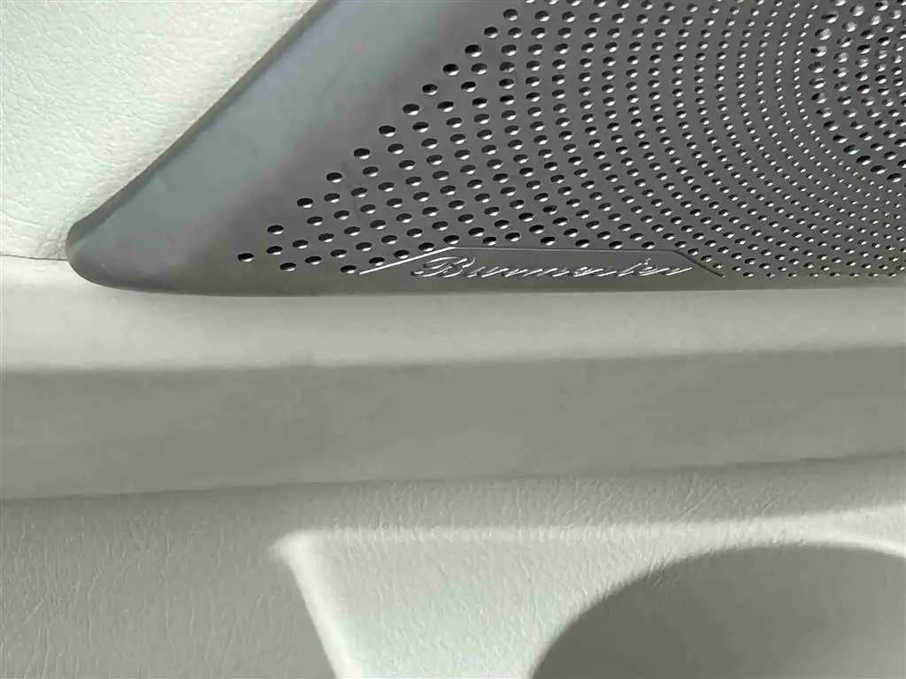 Mercedes-Benz V-Class 2023 — Photo 17/20