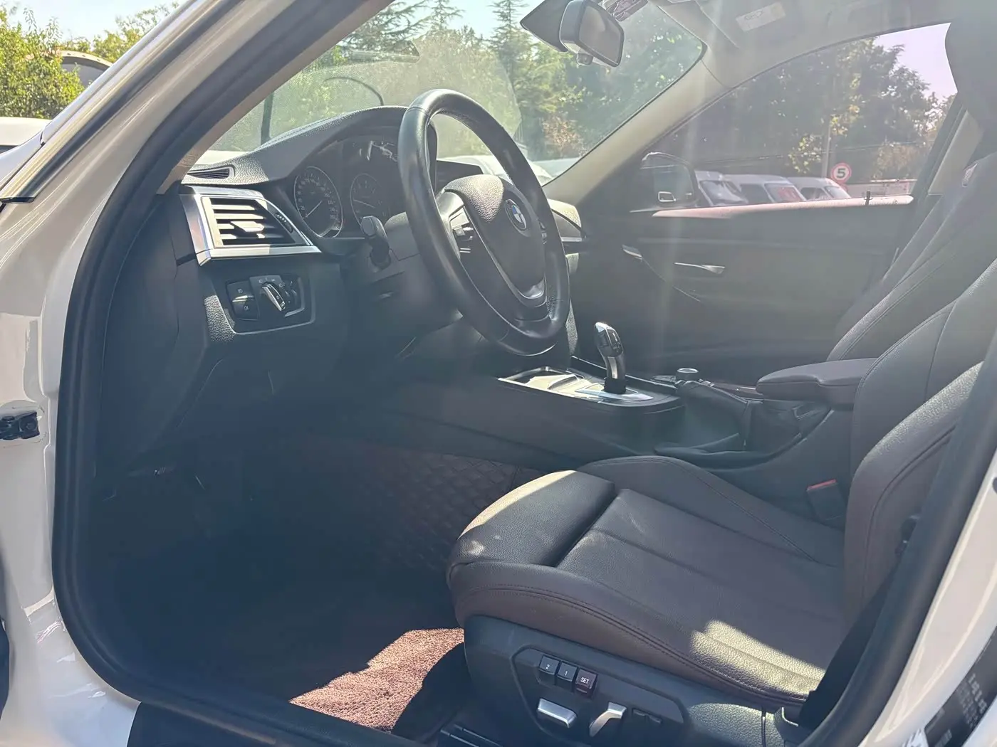 BMW 3 Series 2018 — Фото 10/13