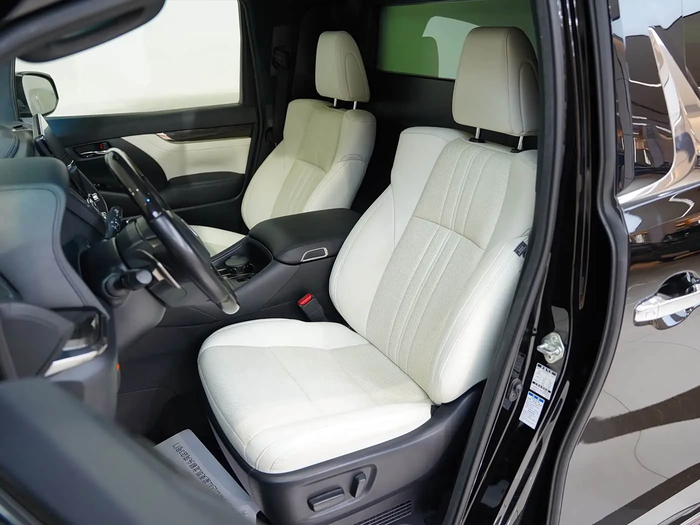 Lexus LM 2022 — Photo 20/20