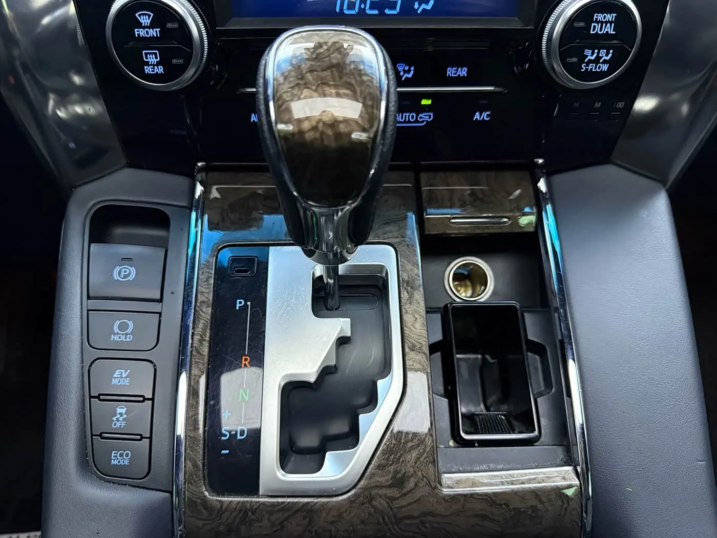 Toyota Alphard 2021 — Photo 16/20