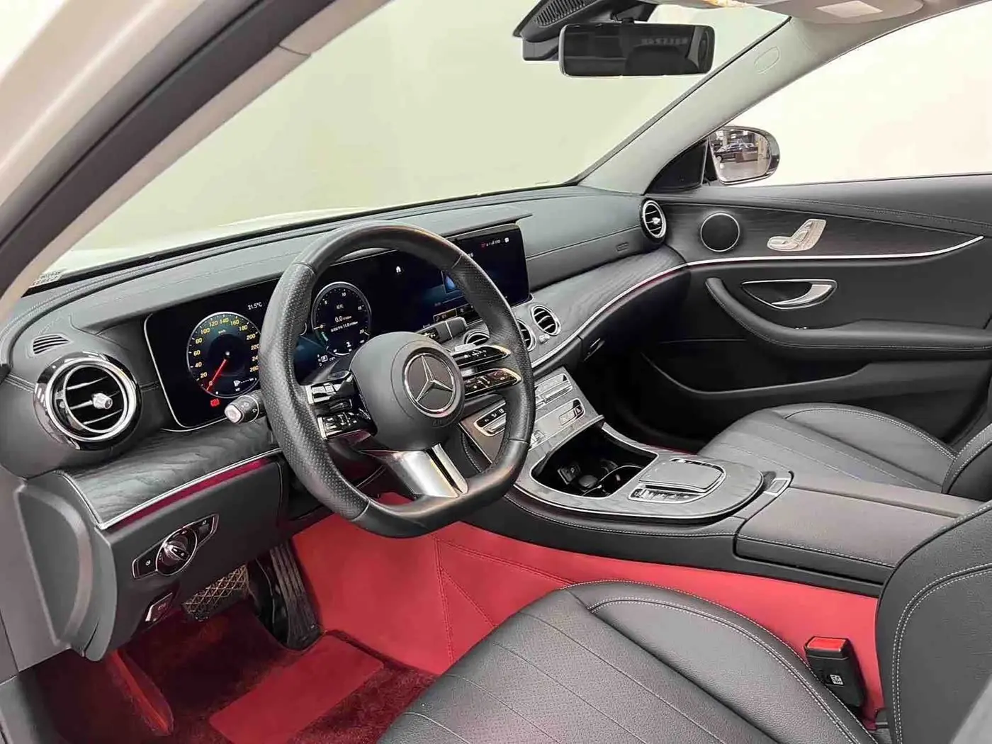 Mercedes-Benz E-Class 2024 — Photo 8/20