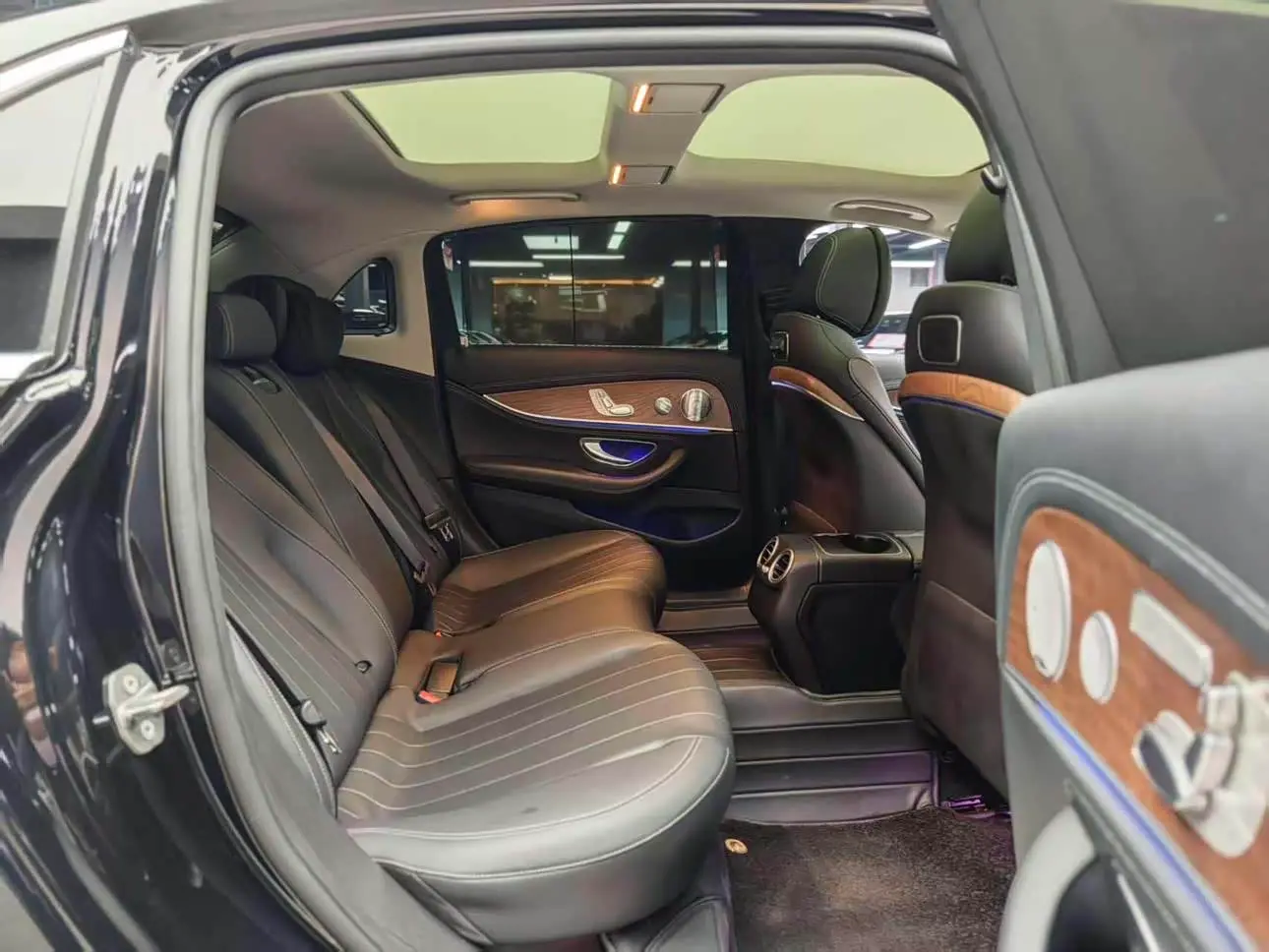 Mercedes-Benz E-Class 2020 — Photo 11/17