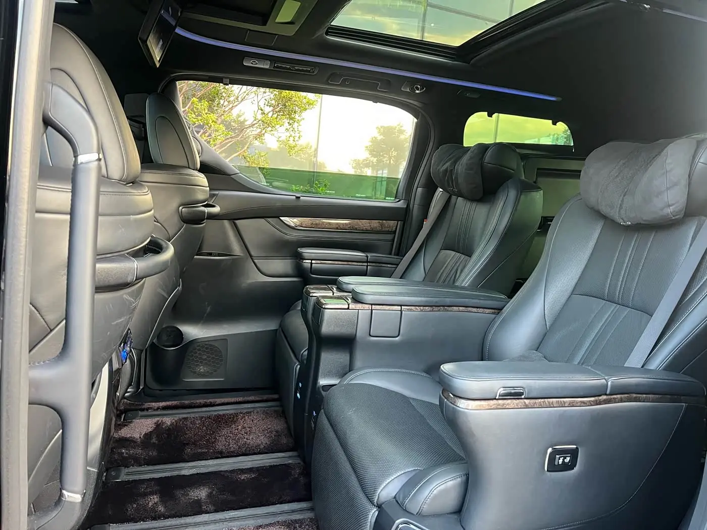Toyota Alphard 2023 — Фото 3/12