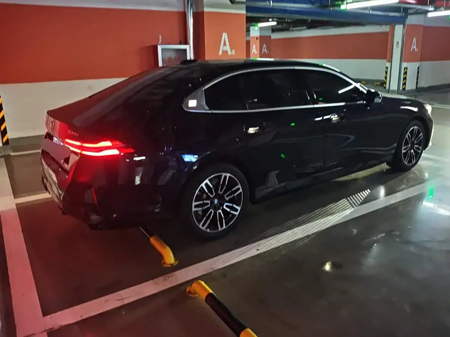 BMW 5 Series 2025 — Photo 3/16