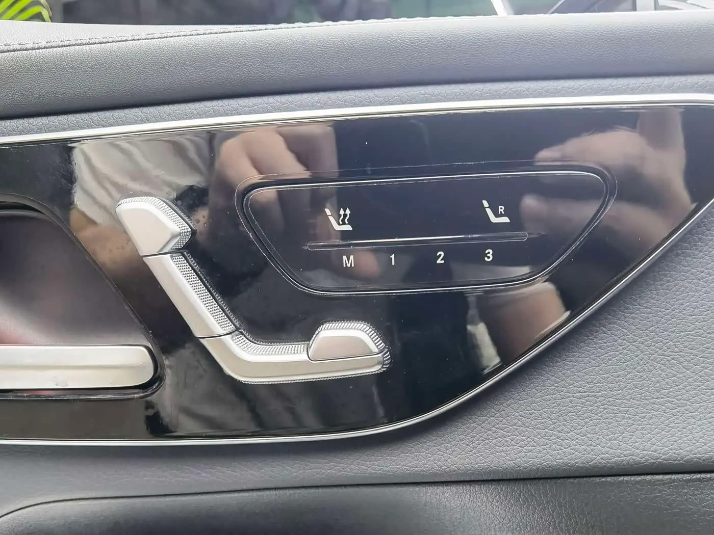 Mercedes-Benz GLC 2023 — Photo 14/19