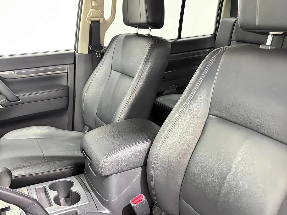 Mitsubishi Pajero 2015 — Şəkil 8/15