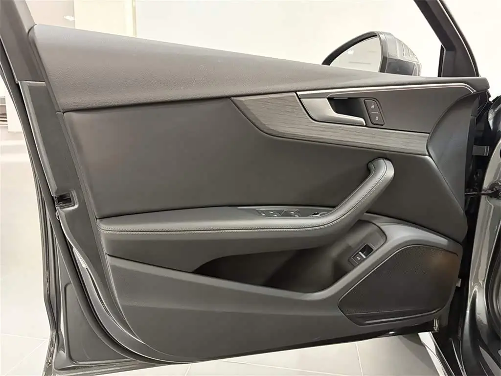 Audi A4L 2023 — Фото 12/13