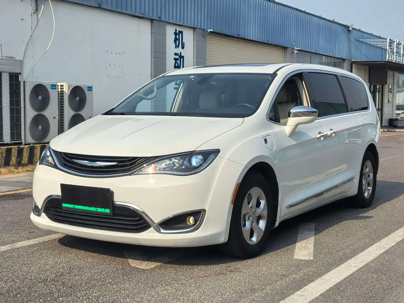 Chrysler Grand Caravan PHEV 2019 — Photo 1/17