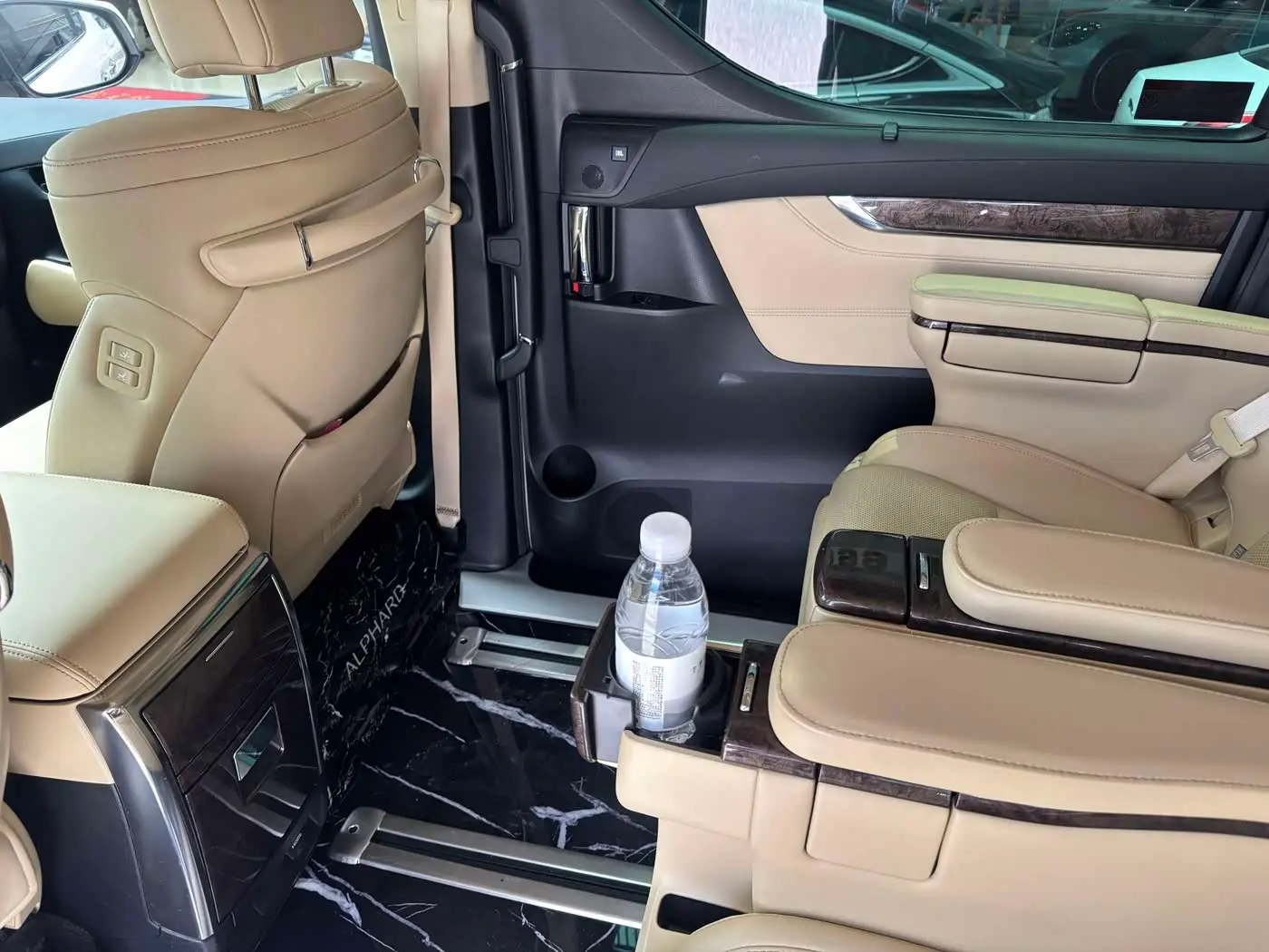Toyota Alphard 2021 — Фото 13/17