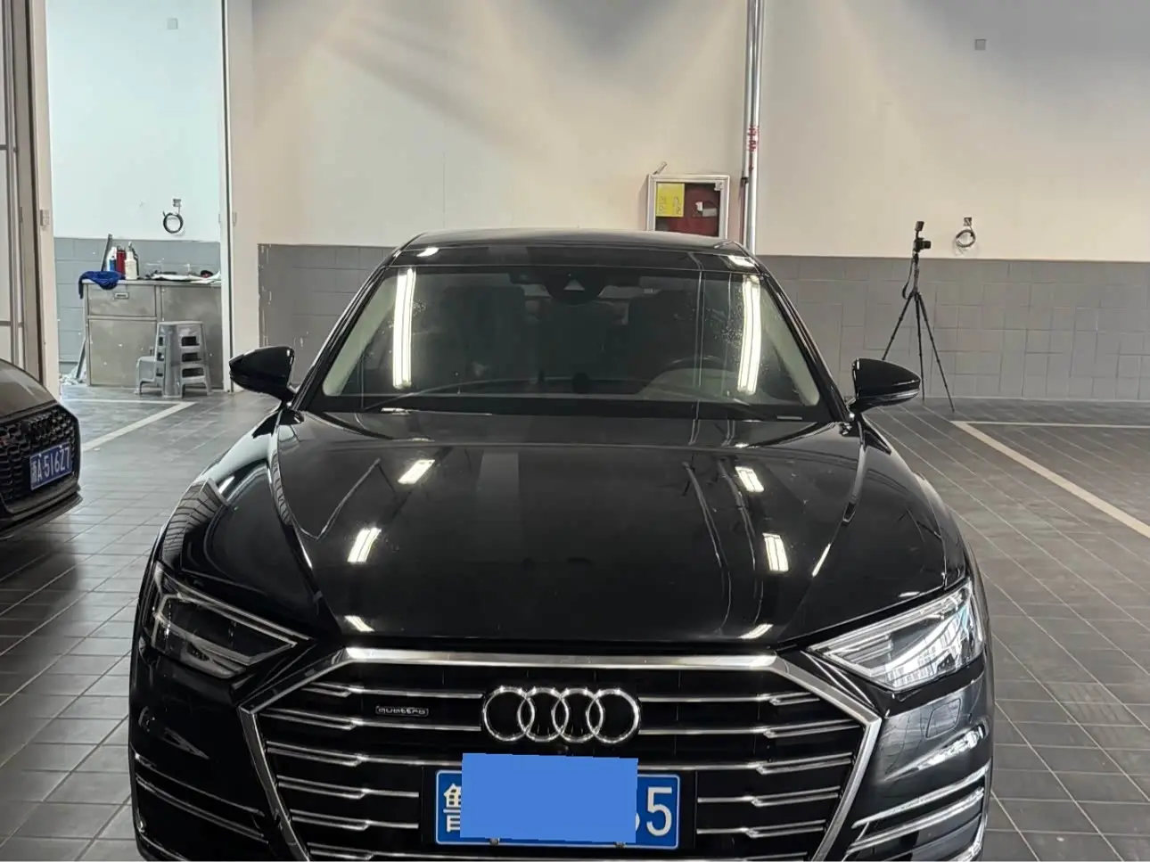 Audi A8 2022 — Фото 2/10