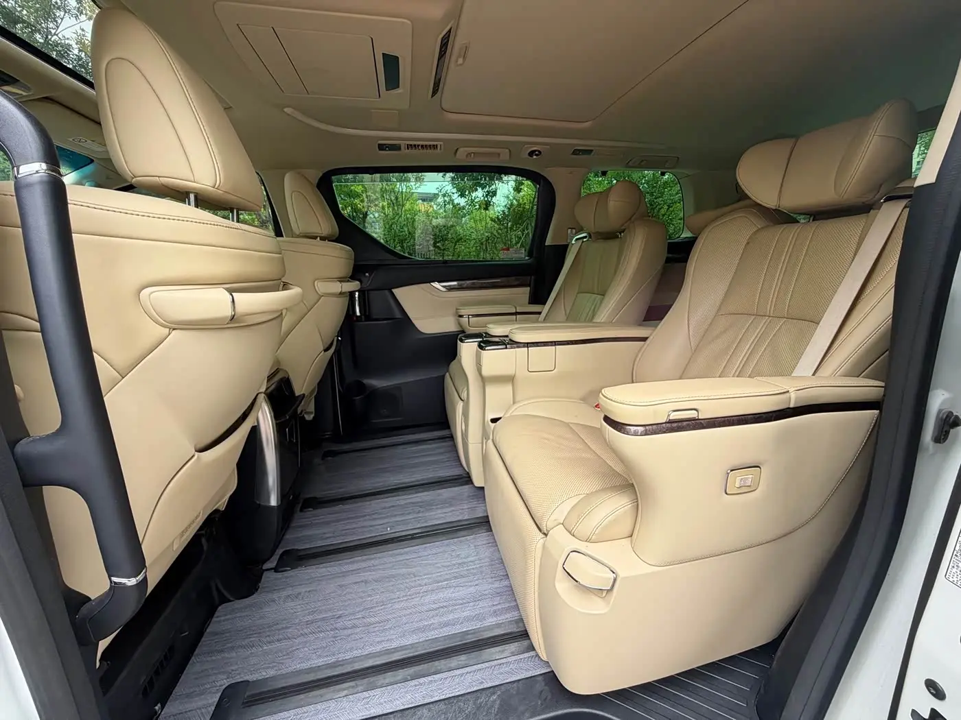 Toyota Alphard 2024 — Photo 8/20