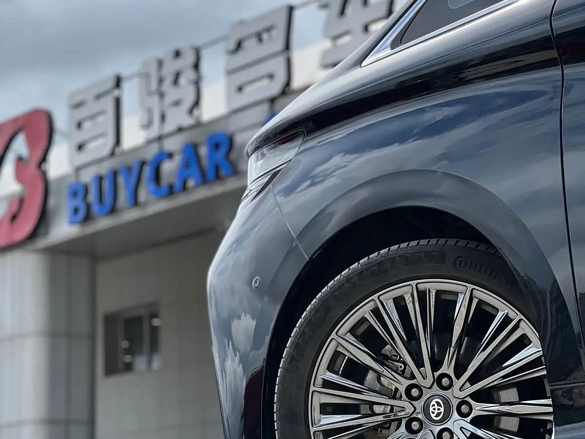 Toyota Alphard 2023 — Photo 16/18