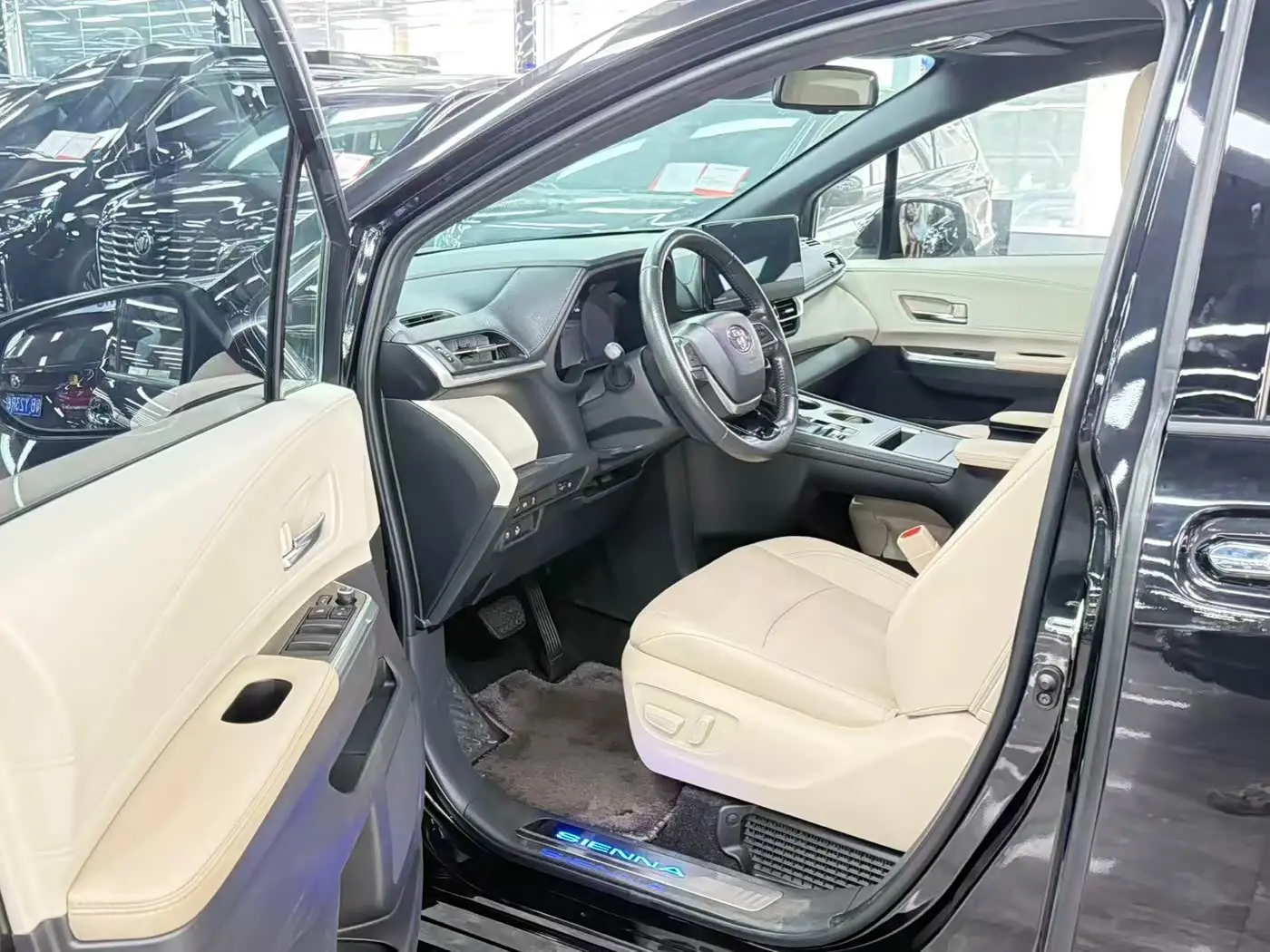 Toyota Sienna 2023 — Photo 4/12