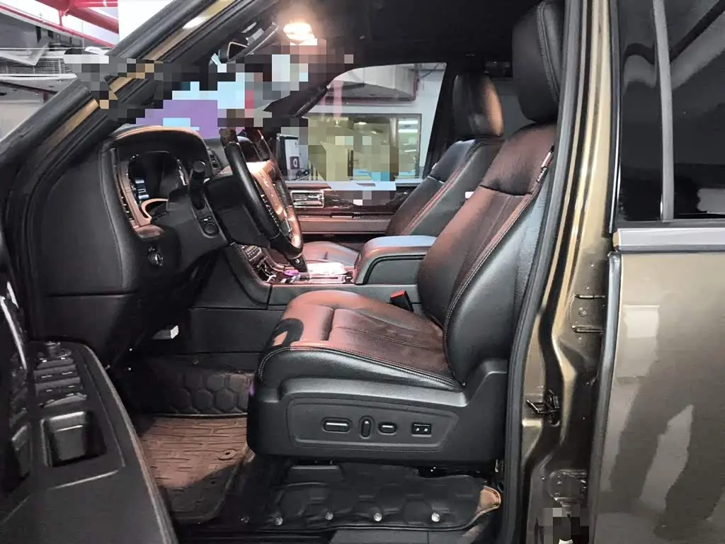 Lincoln Navigator 2017 — Photo 12/20